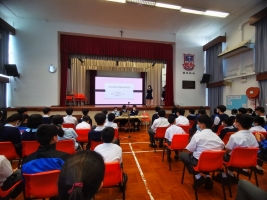 Enlarge 上屆學生會主席進行會務回顧及財政報告