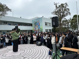 Enlarge 唱歌表演