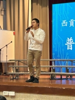 師兄上台表演